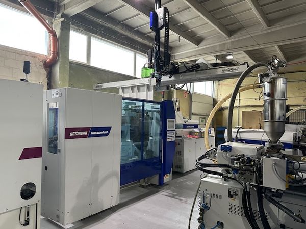 Wittmann Battenfeld MacroPower 400/2250 / Linia produkcyjna z robotem Wittmann W832 / Godziny pracy: ok. 35.000 w trybie automatycznym